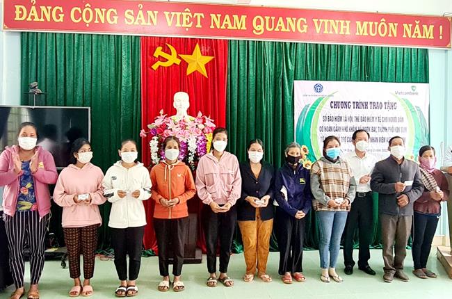 Vietcombank Kon Tum trao tặng sổ Bảo hiểm xã hội, thẻ Bảo hiểm y tế cho người dân có hoàn cảnh khó khăn trên địa bàn tỉnh