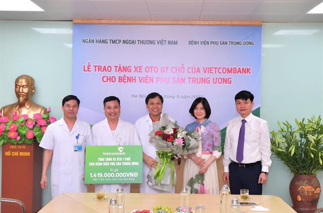 Vietcombank trao tặng xe ô tô 7 chỗ cho Bệnh viện Phụ sản Trung ương