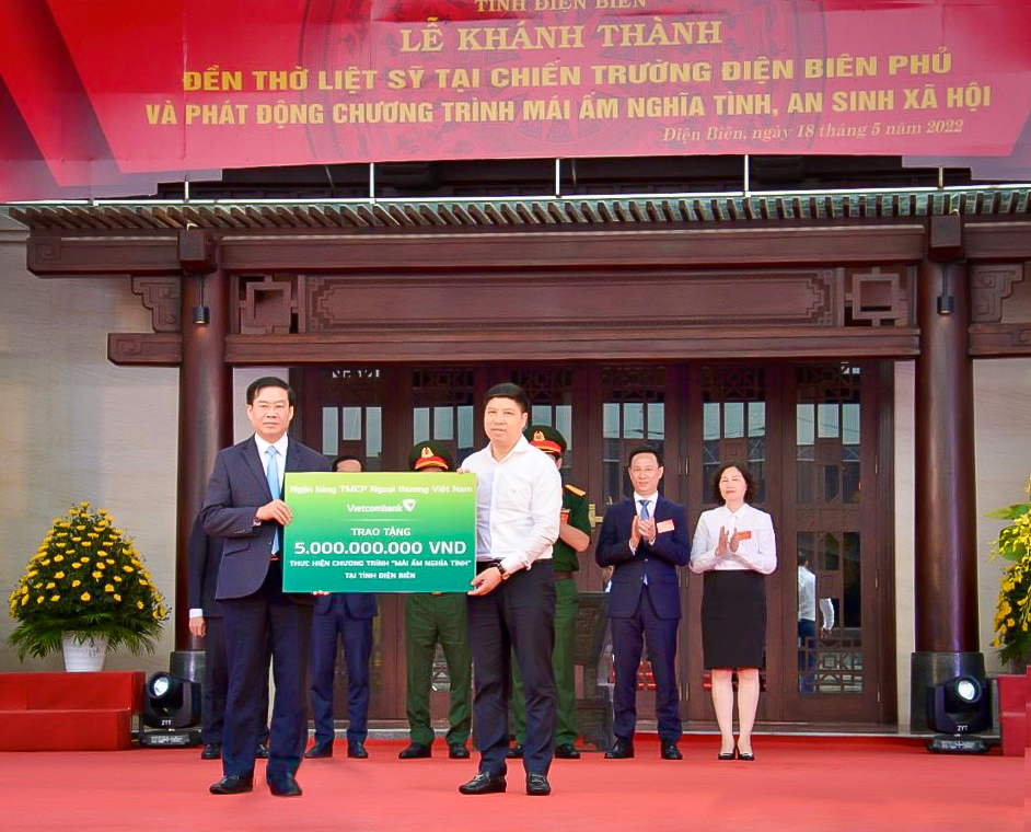 Vietcombank ủng hộ 5 tỷ đồng cho chương trình “Mái ấm nghĩa tình, an sinh xã hội” trong lễ khánh thành đền thờ liệt sĩ tại chiến trường Điện Biên Phủ