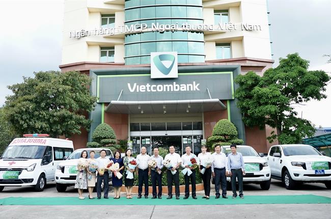 Vietcombank Bắc Bình Dương trao tặng phương tiện phục vụ công tác y tế cho địa phương