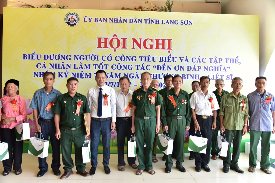Vietcombank Lạng Sơn tri ân người có công tiêu biểu nhân ngày Thương binh - Liệt sĩ