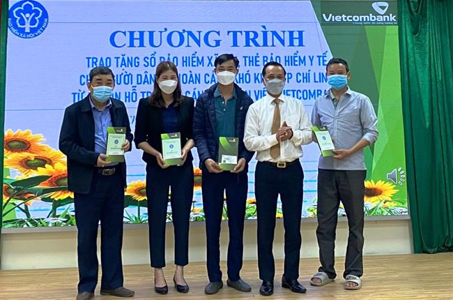 Vietcombank Chí Linh tặng sổ BHXH và thẻ BHYT cho người dân có hoàn cảnh khó khăn