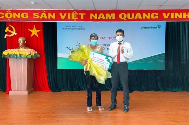 Vietcombank Trà Vinh trao thưởng cho khách hàng trúng thưởng chương trình “Nhận kiều hối - Đón niềm vui”