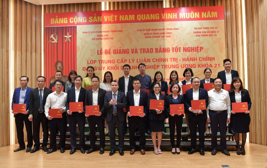 Vietcombank tổ chức Lễ bế giảng và trao bằng tốt nghiệp lớp Trung cấp lý luận chính trị - hành chính