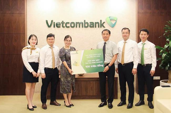 Vietcombank Bắc Giang trao thưởng cho khách hàng may mắn trong chương trình “ Sinh nhật rộn ràng - Quà tặng ngập tràn”