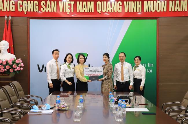  Vietcombank Nam Hải Phòng trao thưởng chương trình chăm sóc khách hàng nhân dịp sinh nhật 59 năm Vietcombank