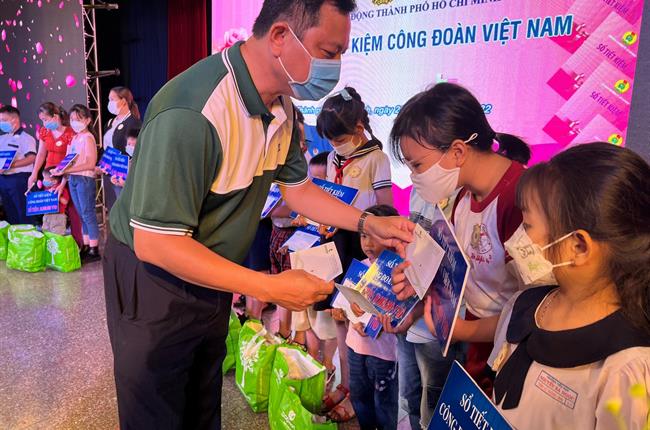  Vietcombank TP. Hồ Chí Minh ủng hộ 166 triệu đồng hỗ trợ trẻ em mồ côi trên địa bàn sau đại dịch COVID-19
