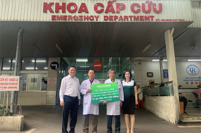 Vietcombank TP. Hồ Chí Minh trao tặng thiết bị cho Khoa cấp cứu - Bệnh viện Chợ Rẫy