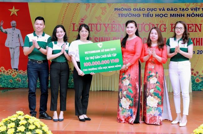 Vietcombank Sở giao dịch trao tặng tài trợ sân chơi bãi tập cho Trường tiểu học Minh Nông, Phú Thọ