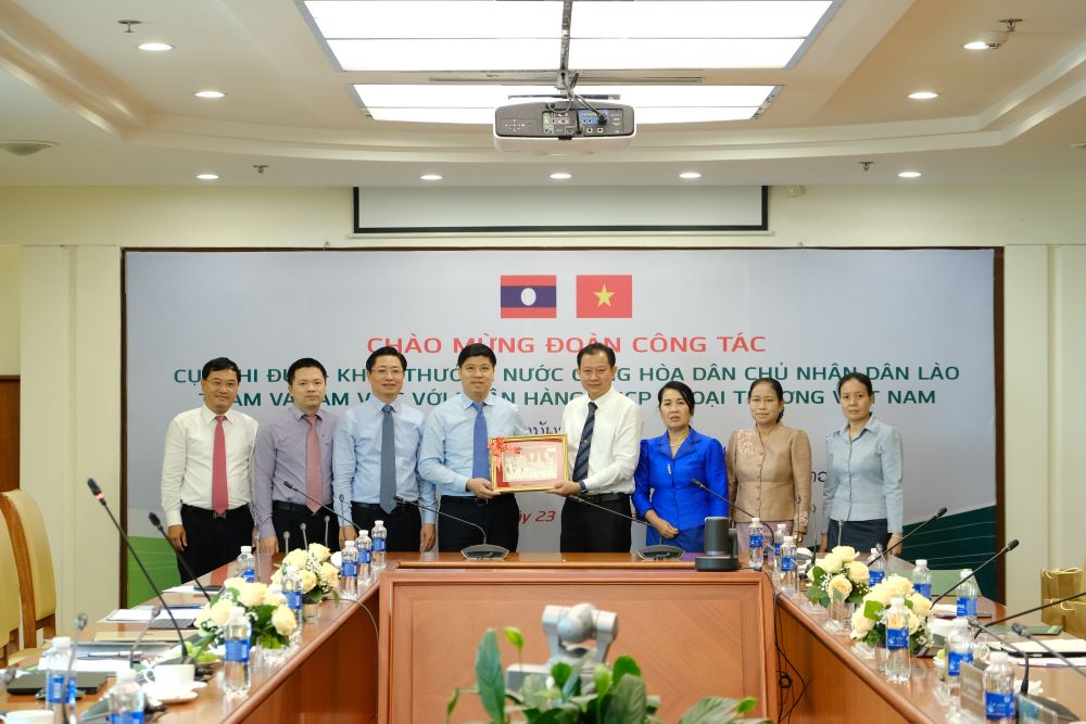 Đoàn công tác Cục thi đua khen thưởng nước CHDCND Lào thăm và làm việc tại Vietcombank