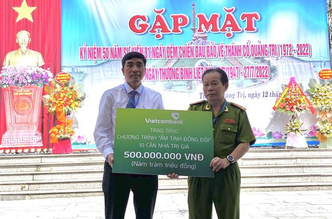 Vietcombank Quảng Trị trao tặng kinh phí xây dựng 10 căn nhà tình nghĩa thuộc chương trình “Ấm tình đồng đội”