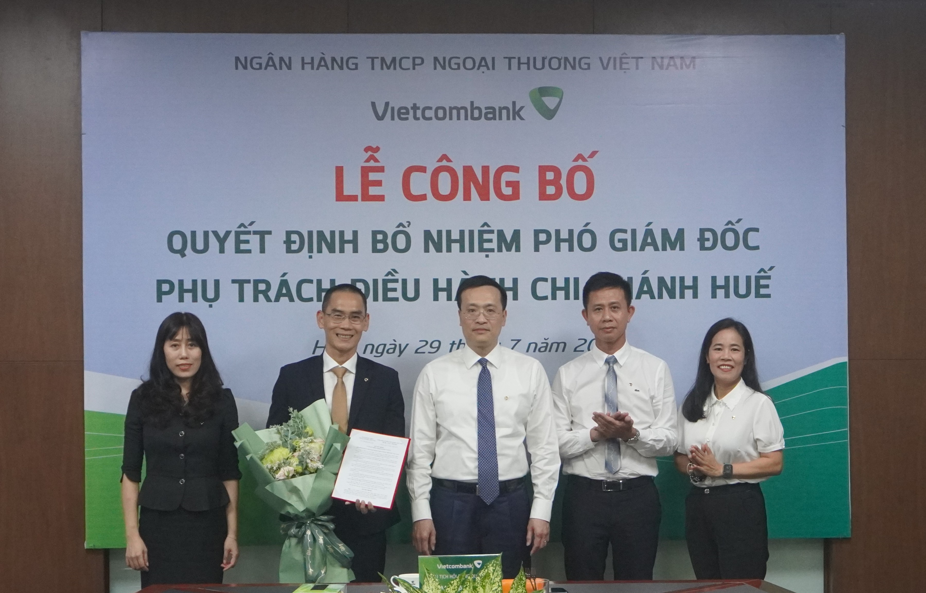 Vietcombank công bố quyết định bổ nhiệm nhân sự Phó Giám đốc phụ trách điều hành Vietcombank Huế