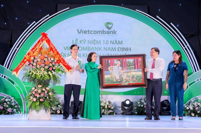 Vietcombank Nam Định kỷ niệm 10 năm thành lập và tổ chức hội nghị khách hàng năm 2022