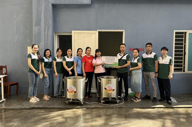 Đoàn Thanh niên Vietcombank Nam Hải Phòng phát cháo miễn phí cho bệnh nhân 