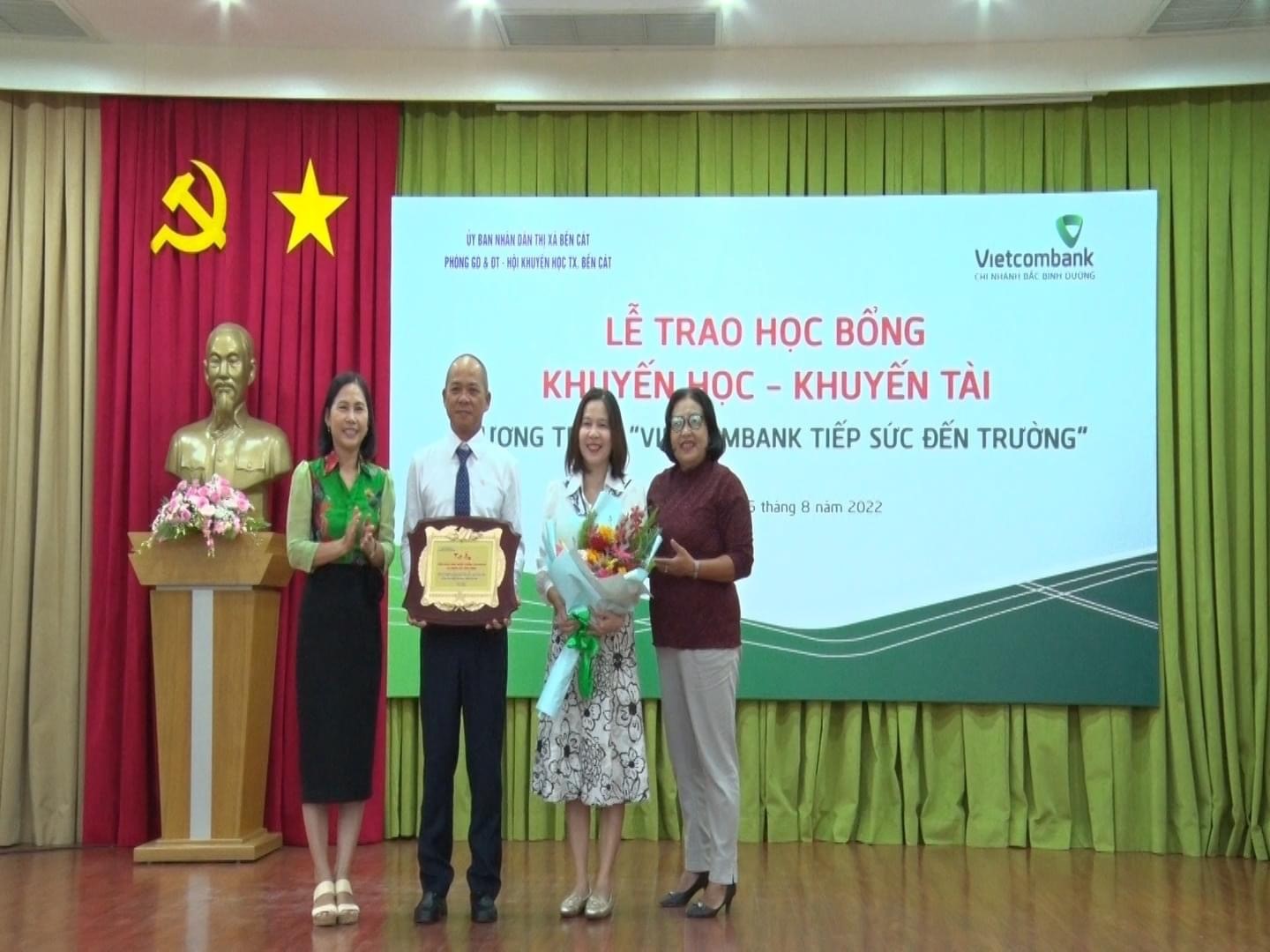 Vietcombank Bình Dương tổ chức lễ trao học bổng “ Vietcombank tiếp sức đến trường 2022”