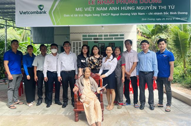 Vietcombank Bắc Bình Dương tổ chức lễ nhận phụng dưỡng Mẹ Việt Nam anh hùng