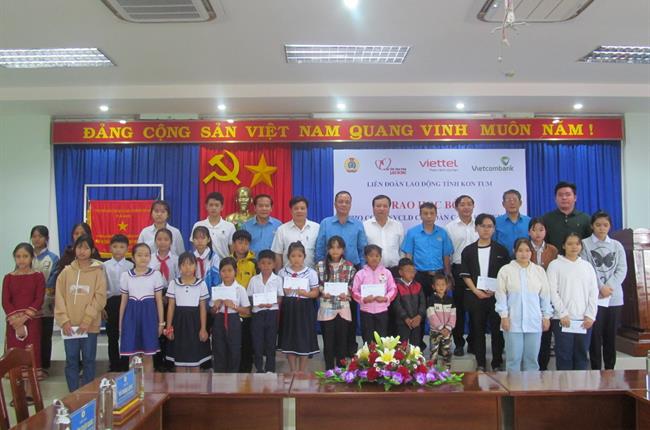 Vietcombank Kon Tum trao tặng học bổng cho con công nhân lao động  có hoàn cảnh khó khăn trên địa bàn tỉnh