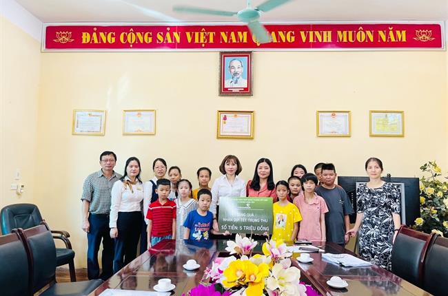 Vietcombank Hưng Yên tặng quà trung thu cho các cháu mồ côi