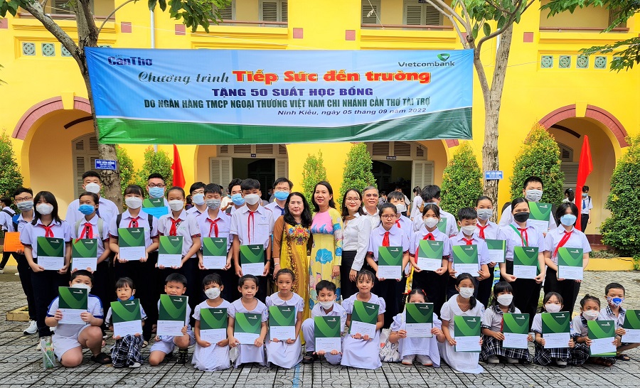 Vietcombank Cần Thơ tổ chức chương trình “Tiếp sức đến trường” năm 2022