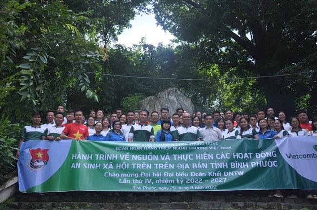 Đoàn thanh niên Vietcombank tổ chức hành trình về nguồn và thực hiện các hoạt động an sinh xã hội trên địa bàn tỉnh Bình Phước