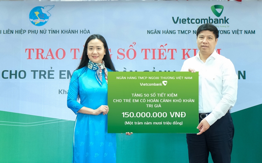 Vietcombank trao tặng 50 sổ tiết kiệm với tổng trị giá 150 triệu đồng cho trẻ mồ côi có hoàn cảnh khó khăn
