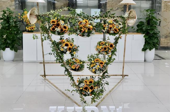 Vietcombank Sở Giao dịch tổ chức hội thi cắm hoa nghệ thuật chào mừng ngày Phụ nữ Việt Nam