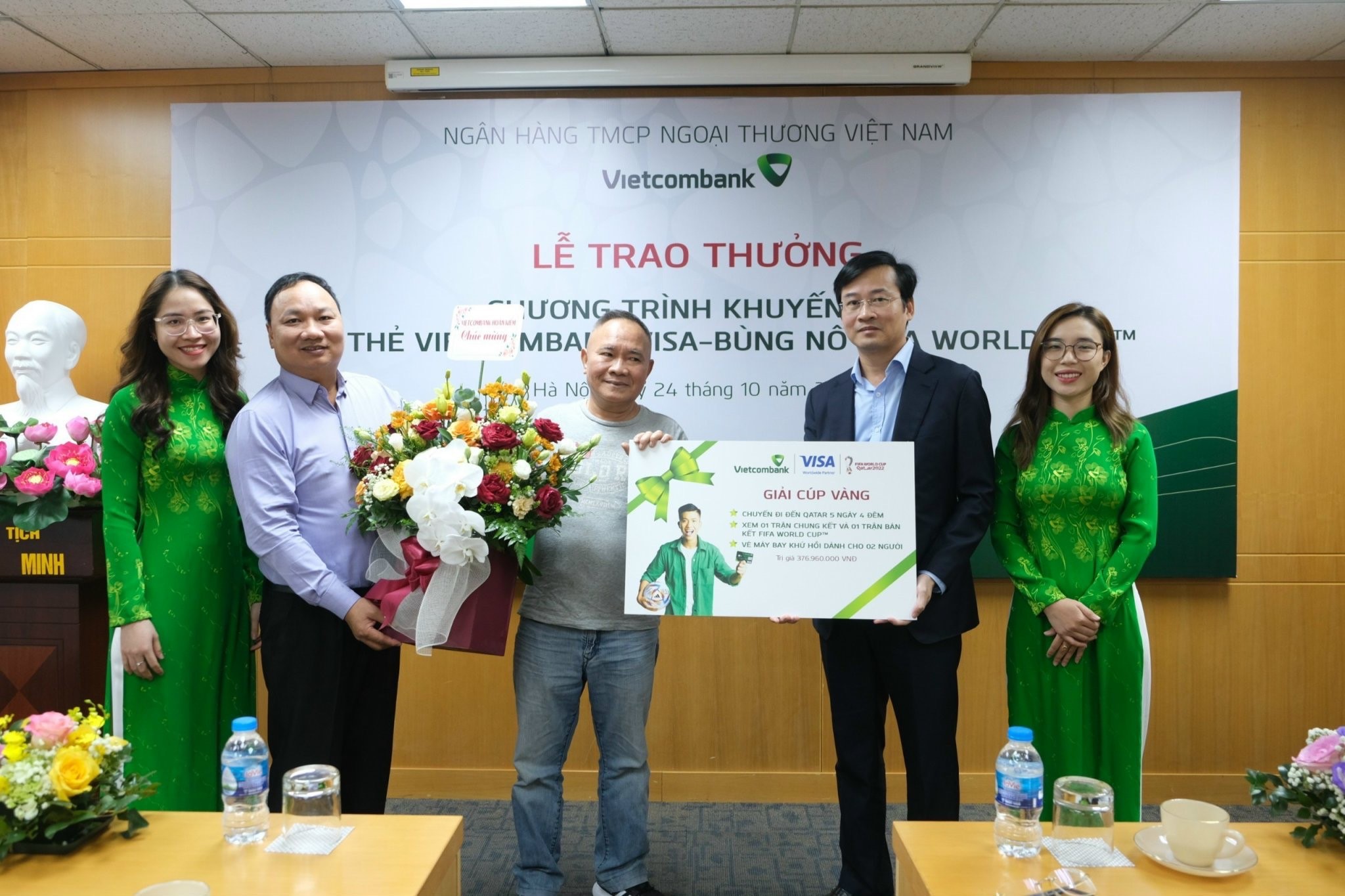 Vietcombank Hoàn Kiếm trao thưởng cho khách trúng giải đặc biệt chương trình khuyến mại “Xài thẻ Vietcombank Visa - bùng nổ Fifa World cup”