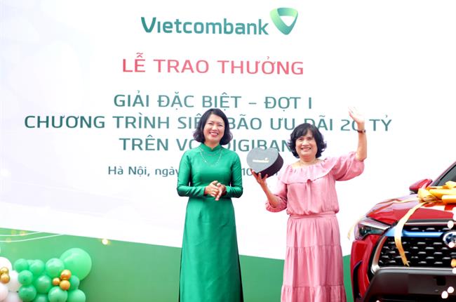 Vietcombank trao thưởng cho khách hàng trúng xe hơi gần 1 tỷ đồng