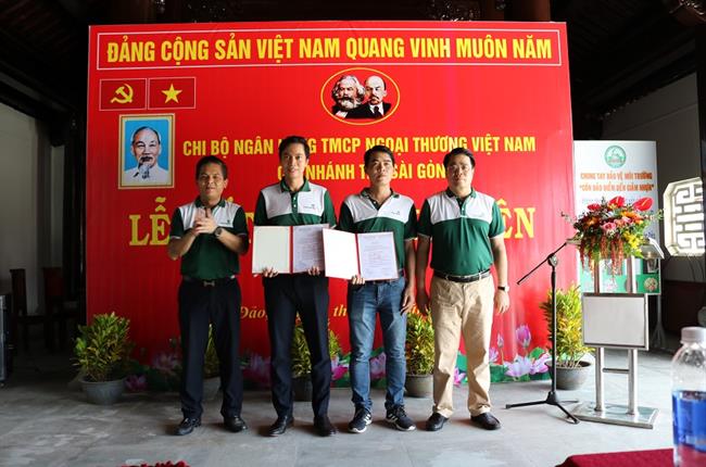 Chi bộ Vietcombank Tây Sài Gòn về nguồn tại Côn Đảo và kết nạp đảng viên mới