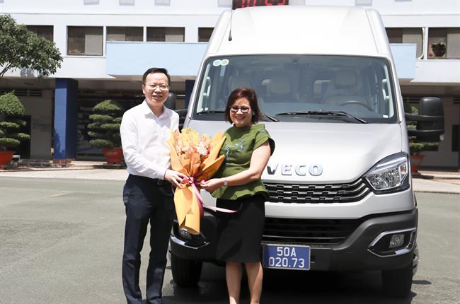 Vietcombank Hùng Vương tặng xe ô tô 16 chỗ cho Trường Đại học Bách khoa