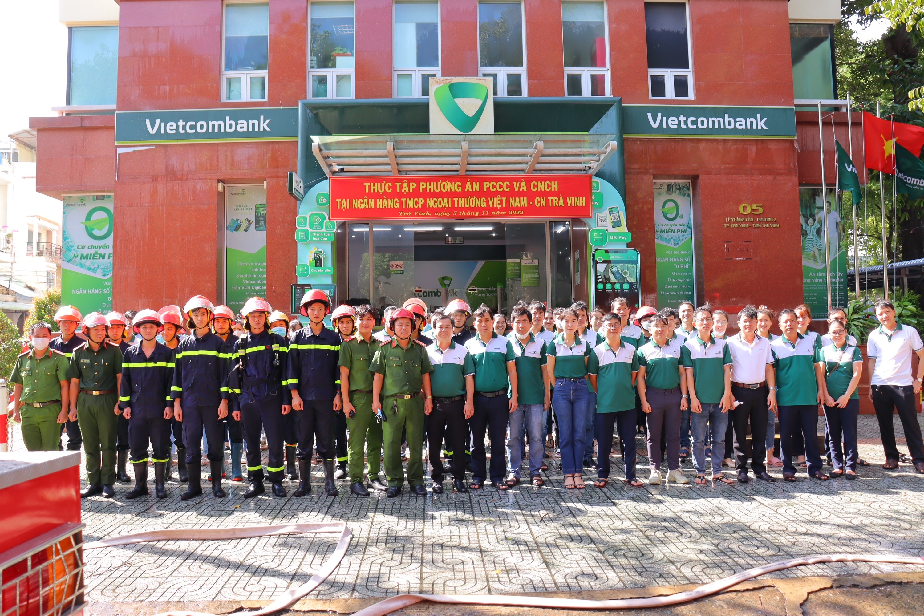 Vietcombank Trà Vinh tổ chức thực tập  phương án phòng cháy chữa cháy và cứu nạn cứu hộ năm 2022