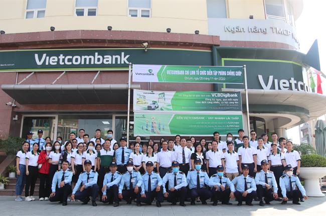 Vietcombank Chí Linh tổ chức buổi huấn luyện nghiệp vụ và diễn tập phương án phòng chống trộm cướp