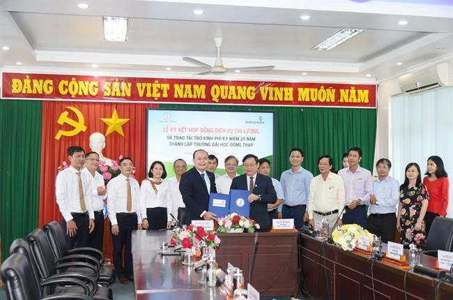 Vietcombank Đồng Tháp ký kết hợp đồng dịch vụ chi lương với trường Đại học Đồng Tháp và trao tài trợ lễ kỷ niệm 20 năm thành lập trường
