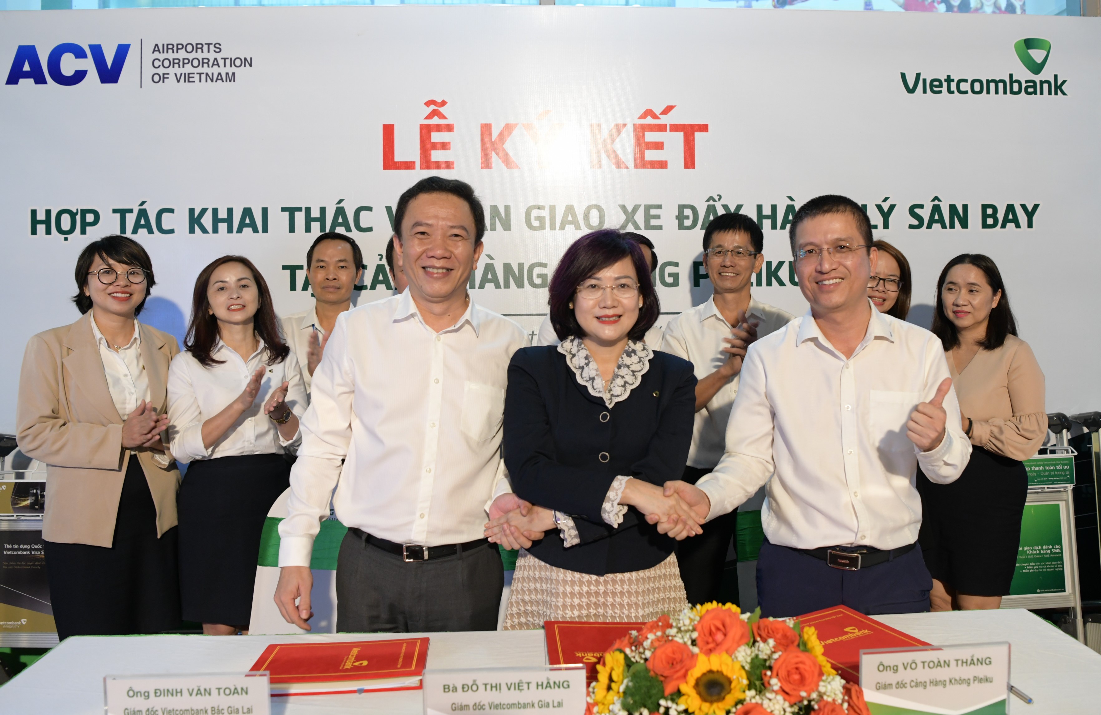 Vietcombank Gia Lai và Vietcombank Bắc Gia Lai ký kết hợp đồng hợp tác với Cảng hàng không Pleiku