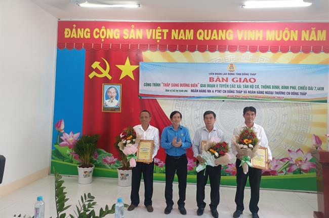 Vietcombank Đồng Tháp tài trợ chương trình “Thắp sáng đường biên” tại huyện Tân Hồng, tỉnh Đồng Tháp