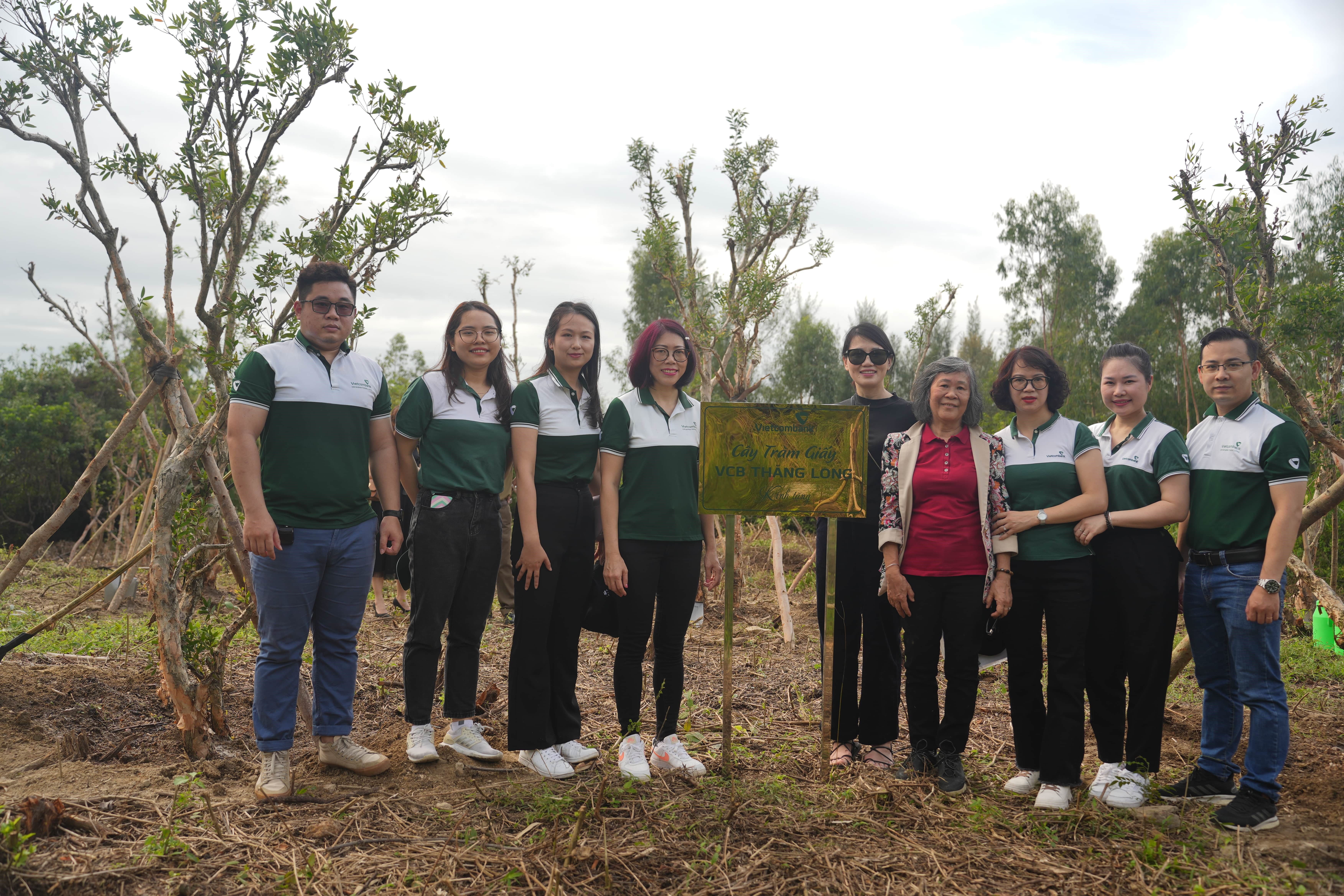 Vietcombank Thăng Long viếng mộ Đại tướng Võ Nguyên Giáp và trồng 60 cây xanh tại huyện Quảng Trạch, tỉnh Quảng Bình