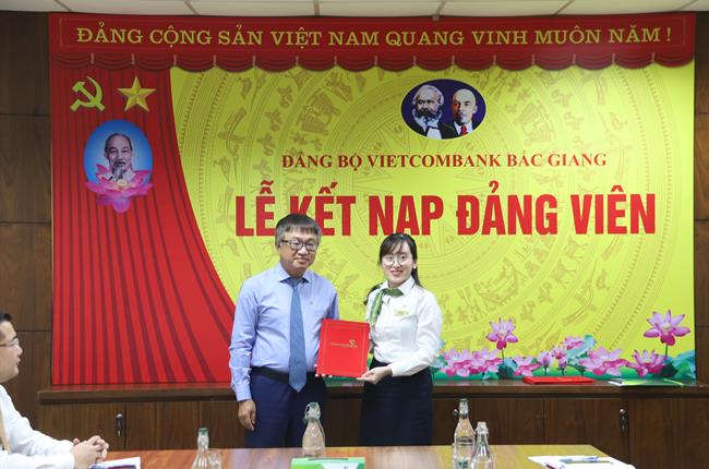 Vietcombank Bắc Giang kết nạp đảng viên mới