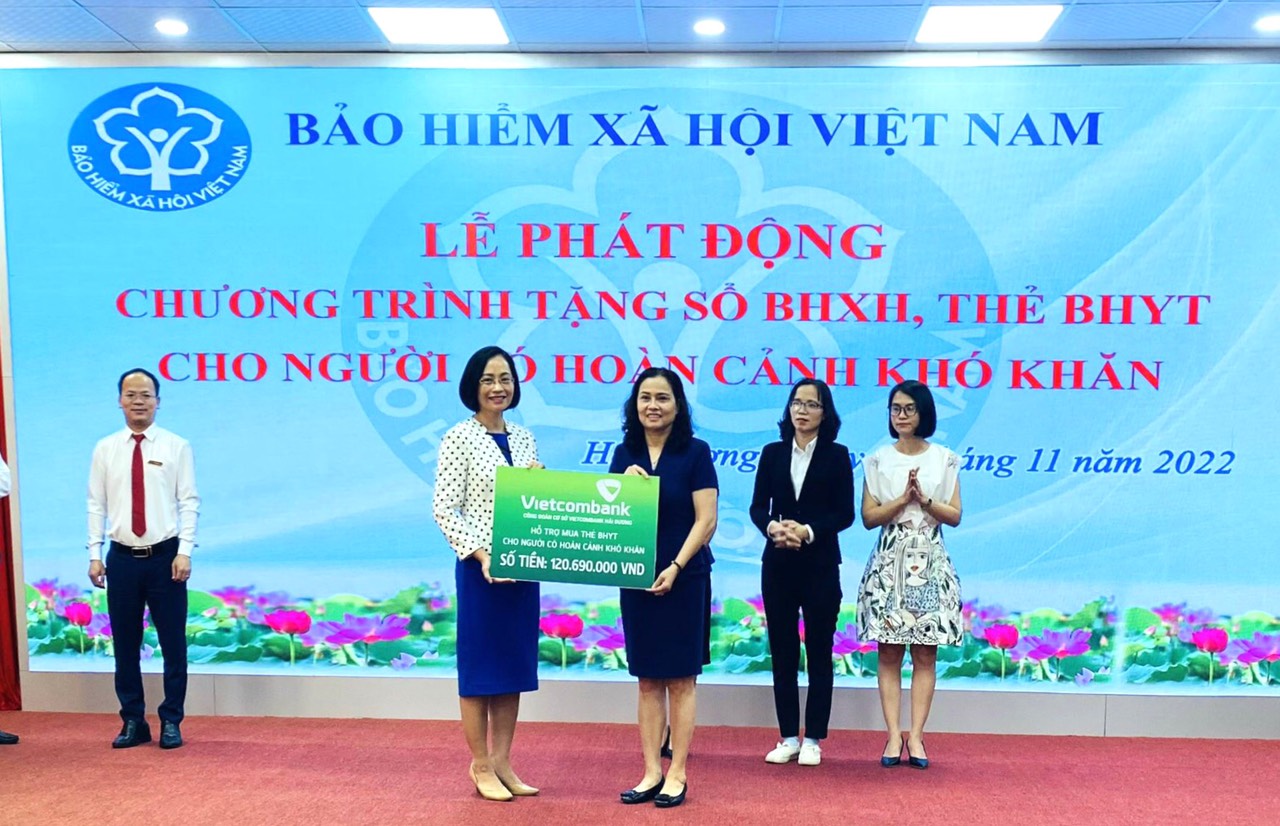 Công đoàn cơ sở Vietcombank Hải Dương tặng 500 thẻ BHYT cho người có hoàn cảnh khó khăn trên địa bàn tỉnh Hải Dương