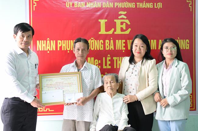 Vietcombank Gia Lai nhận phụng dưỡng Mẹ Việt Nam Anh hùng trên địa bàn