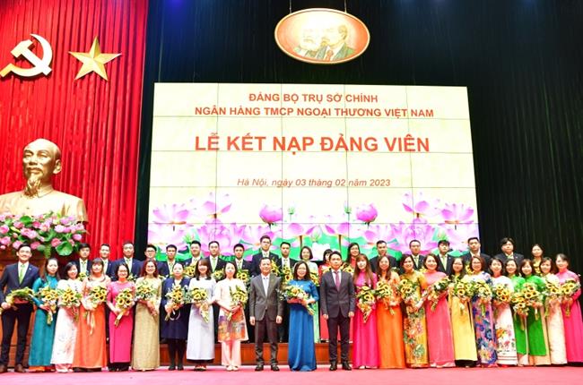 Đảng bộ Trụ sở chính Vietcombank tổ chức chương trình Lễ kết nạp đảng viên năm 2023
