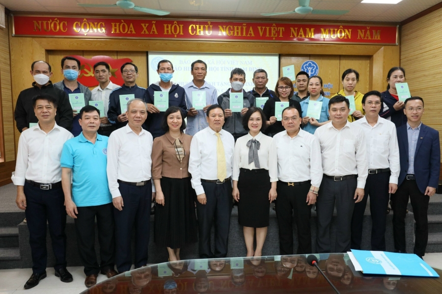 Vietcombank Nam Định tặng sổ BHXH cho người dân có hoàn cảnh khó khăn