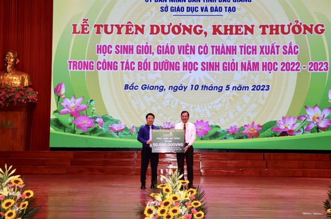 Vietcombank Bắc Giang trao học bổng cho học sinh có thành tích xuất sắc năm học 2022 - 2023