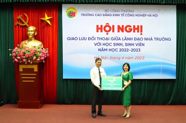 Vietcombank Hoàng Mai ủng hộ 150 triệu đồng cho Quỹ khuyến học Trường Cao đẳng Kinh tế Công nghiệp Hà Nội 