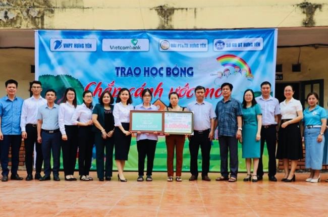 Vietcombank Hưng Yên đồng hành cùng chương trình “Chắp cánh ước mơ” tặng học bổng cho học sinh nghèo