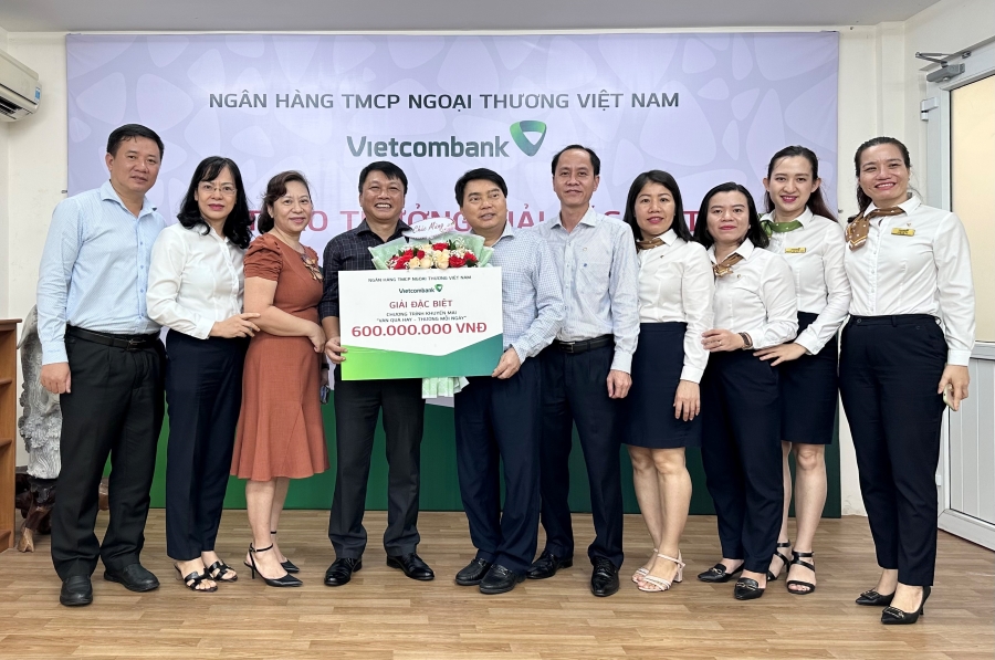 Vietcombank Vũng Tàu trao thưởng cho khách hàng trúng thưởng giải đặc biệt nhân kỷ niệm sinh nhật 60 năm Vietcombank 