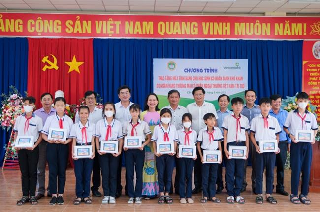Vietcombank Cần Thơ trao tặng 200 máy tính bảng cho học sinh khó khăn