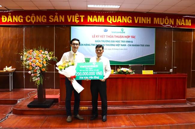 Vietcombank Trà Vinh ký kết thỏa thuận hợp tác với Trường đại học Trà Vinh