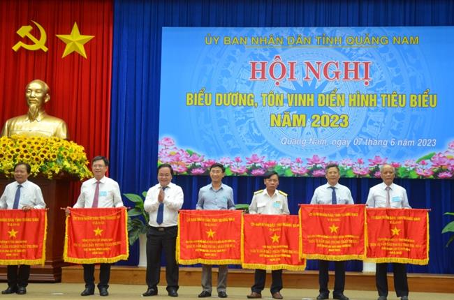 Vietcombank Quảng Nam được trao tặng Cờ thi đua đơn vị dẫn đầu phong trào thi đua Khối các Ngân hàng thương mại năm 2022