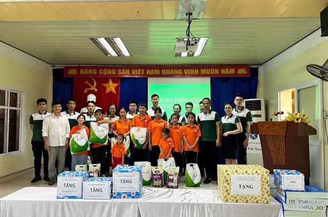 Vietcombank Nam Hải Phòng tặng quà Tết thiếu nhi 2023