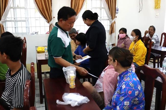 Công đoàn cơ sở, đoàn thanh niên Vietcombank Trà Vinh thăm và tặng quà trẻ em khuyết tật